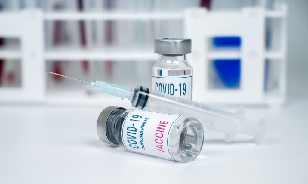 As vacinas contra a Covid-19 aprovadas no Brasil são seguras, mas se você tem qualquer dúvida se pode ou não ser vacinado, consulte um profissional de saúde.