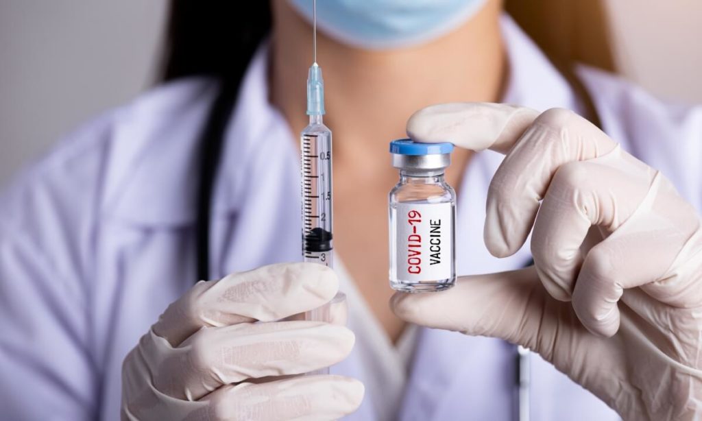 Embora não seja obrigatória, a vacinação contra a Covid-19 deve ser incentivada, já que as autoridades reconhecem que não há alternativa terapêutica para evitar a doença.