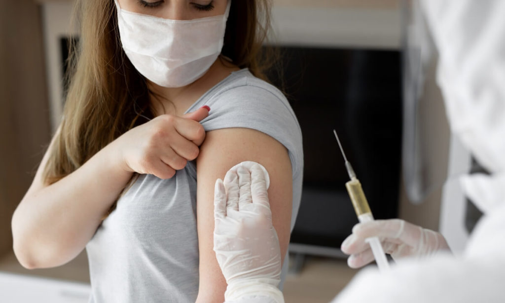 A vacinação contra a Covid-19 é a melhor forma de combater a doença.