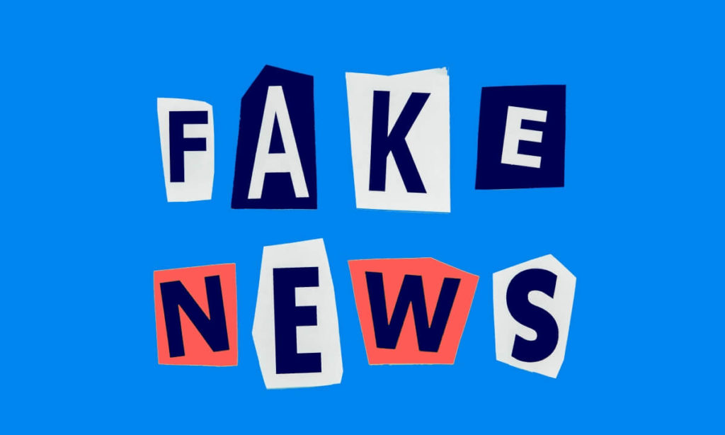A ilustração mostra letras recortadas formando o termo fake news, sobre fundo azul.