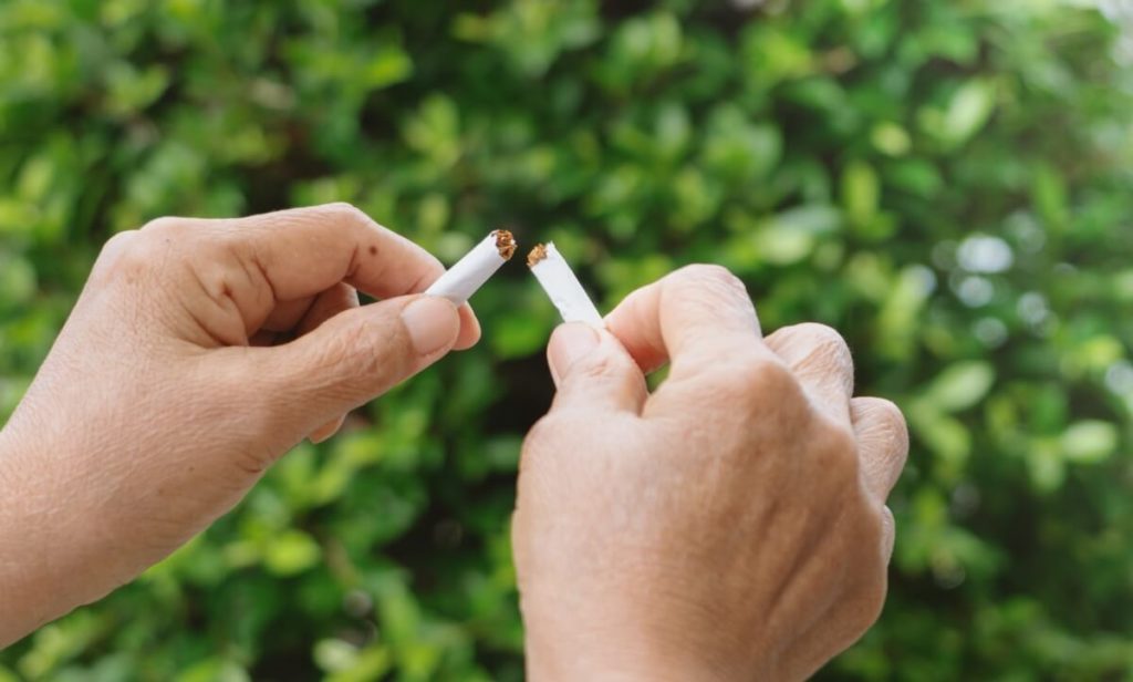 Entre os aplicativos do Gympass, há opções para ajudar pessoas com doenças crônicas a melhorarem sua saúde e também para ajudar pessoas que querem adquirir hábitos saudáveis e largar o cigarro