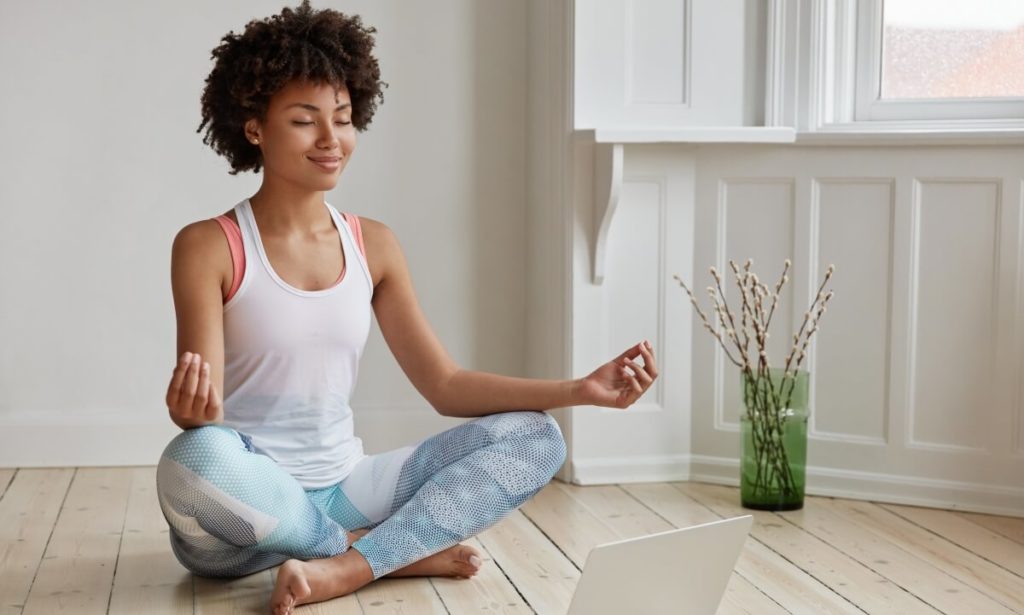 Há diversas opções de aplicativos do Gympass para quem deseja cuidar da mente e equilibrar as emoções