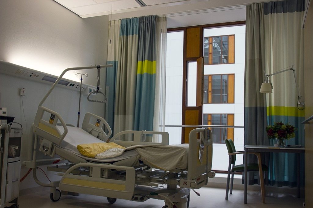 Imagem de quarto de hospital, presente no texto sobre abrangência de plano de saúde no blog da Sami