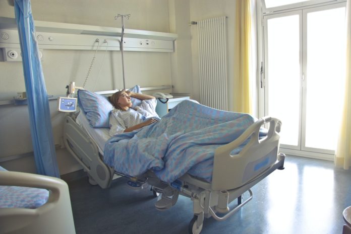 Imagem de paciente internada em quarto individual, presente no texto sobre plano de saúde enfermaria e apartamento no blog da Sami