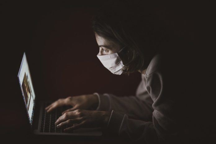 Imagem de enfermeira fazendo pesquisa em computador, presente no texto 