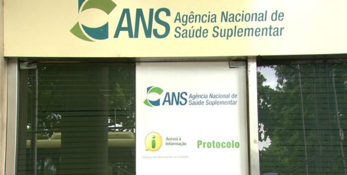 Imagem de placas na porta da sede da ANS (Agência Nacional de Saúde Suplementar), presente no texto sobre a autarquia no blog da Sami
