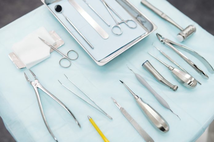 Imagem de mesa com instrumentos cirúrgicos, presente no texto sobre a relação entre cirurgias e plano de saúde presente no blog da Sami