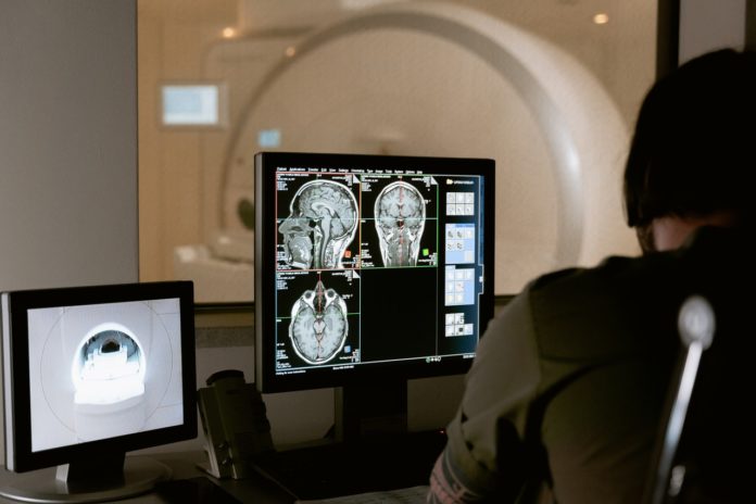 Imagem de médico realizando exame de tomografia computadorizada, presente no texto sobre inflação médica e o impacto no plano de saúde no blog da Sami