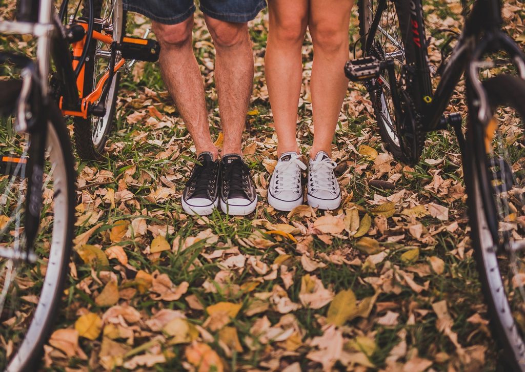 Imagem de homem e mulher andando de bicicletas juntos, representando o conceito de saúde no texto sobre como escolher o melhor plano de saúde, presente no blog da Sami