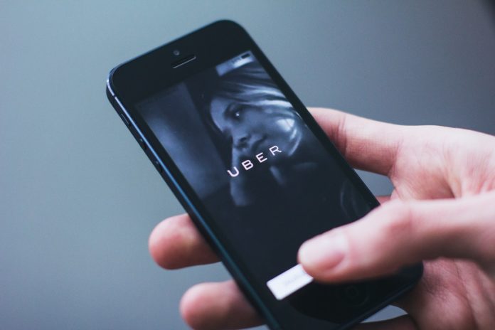 Imagem de celular com o aplicativo Uber, presente no texto sobre a parceria entre Sami e Uber no blog da Sami