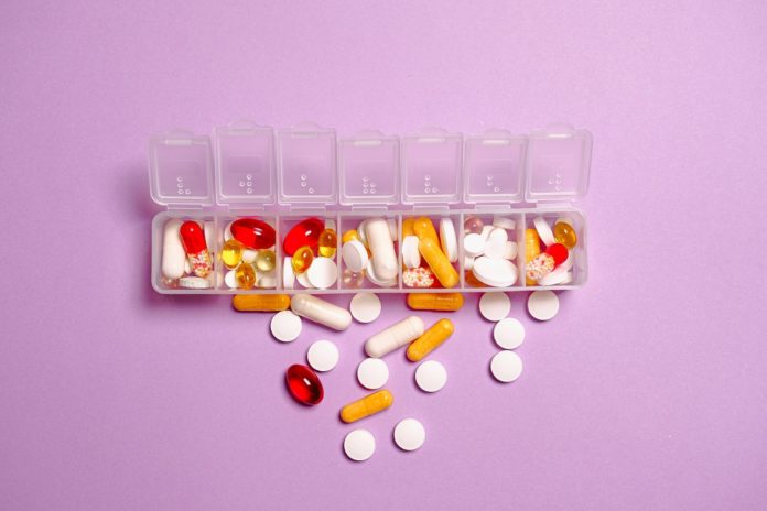 Imagem de dispenser de remédio com diferentes tipos de comprimidos, presente no texto 