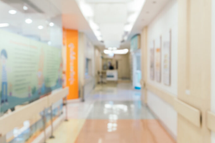 Imagem borrada de corredor de hospital, presente no texto do blog da Sami que fala sobre as Diretrizes de Utilização (DUT) do plano de saúde