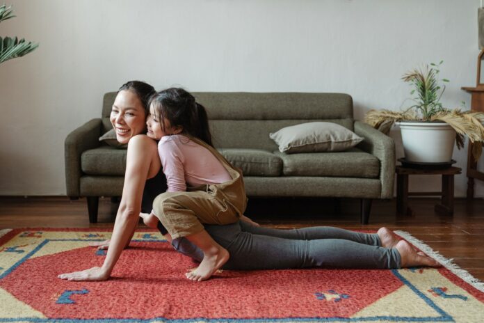 Imagem de mãe e filha fazendo exercícios juntas, presente no texto sobre plano de saúde para crianças no blog da Sami