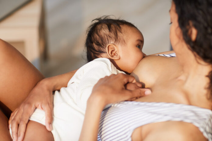 Imagem de mãe realizando aleitamento materno com seu filho bebê, presente no texto do blog da Sami que discute mitos e verdades sobre o tema