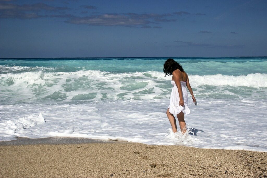 Imagem de jovem empreendedora curtindo férias na praia, presente no texto da Sami que responde à pergunta: "Como empreender com qualidade de vida?"