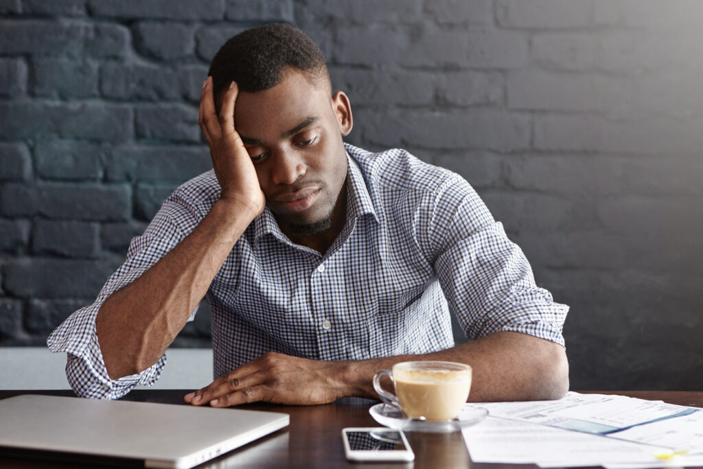 Imagem de jovem empreendedor triste e estressado, presente no texto do blog da Sami que responde à dúvida: como lidar com o estresse como empreendedor?