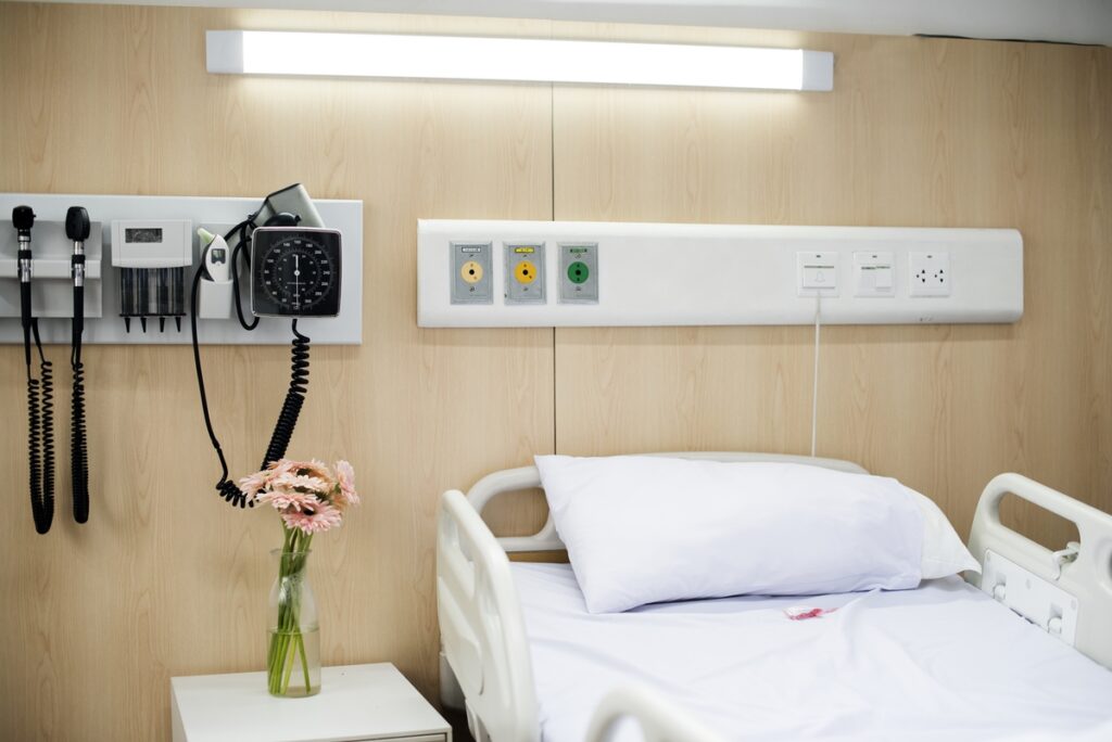 Imagem de leito de internação em quarto individual de hospital, presente no texto que explica o que é a atenção terciária à saúde no blog da Sami