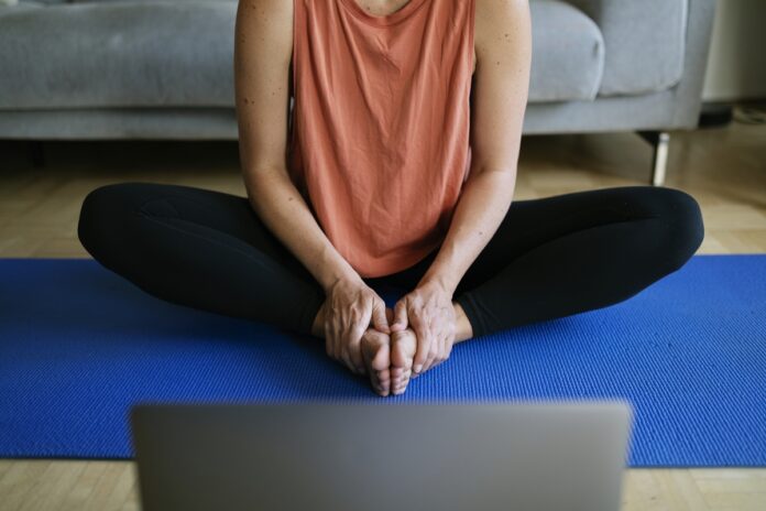 Imagem de empreendedora fazendo ioga em aula online, presente no texto da Sami que trata da importância da atividade física no empreendedorismo