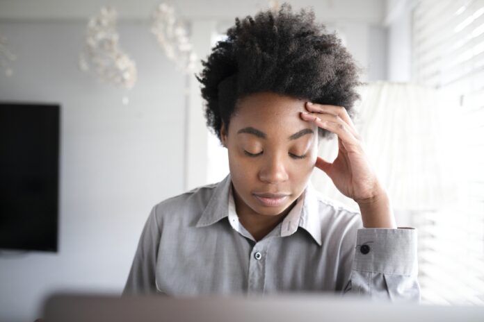 Imagem de empreendedora cansada de frente ao seu computador, presente no texto do blog da Sami que examina a relação entre burnout e empreendedorismo