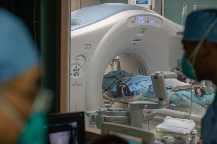 Imagem de paciente em exame de tomografia em hospital, presente no texto do blog da Sami que explica o que é a prevenção quartenária e qual a sua importância