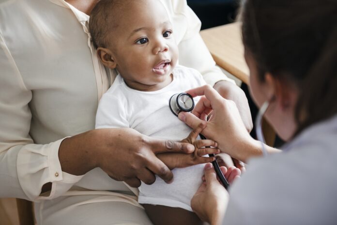 Imagem de médica de família examinando paciente bebê, presente no texto do blog da Sami que trata sobre as vantagens da atenção primária