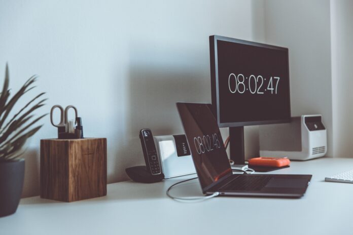 Imagem de mesa de empreendedor com relógios em destaque, presente no texto do blog da Sami que explica o que é perfect timing e suas vantagens para o empreendedor