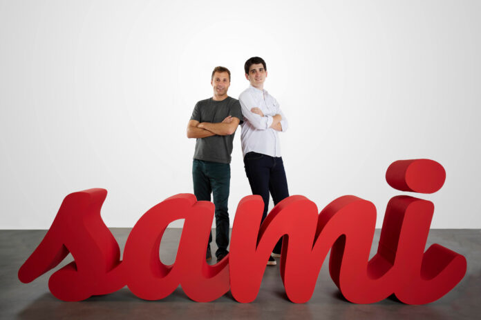 Imagem dos fundadores da Sami, Guilherme Berardo e Vitor Asseituno, atrás do logotipo da companhia