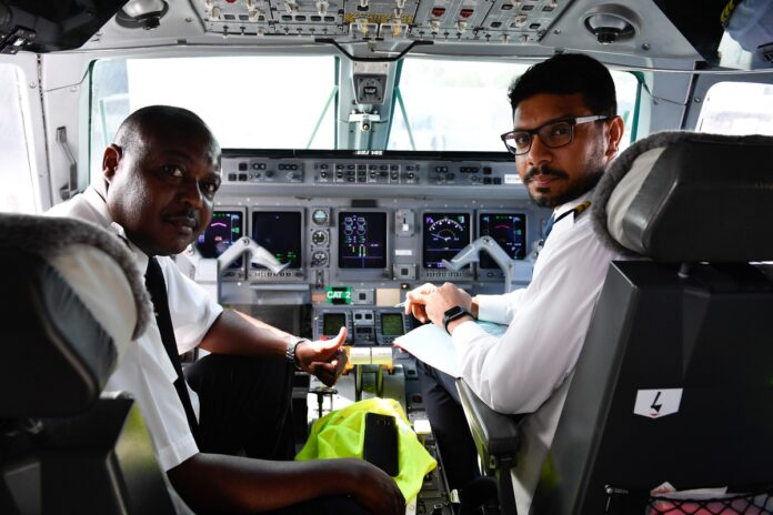 Imagem de piloto e co-piloto de avião, presente no texto sobre onboarding do blog da Sami com os principais pontos sobre o tema para profissionais de RH