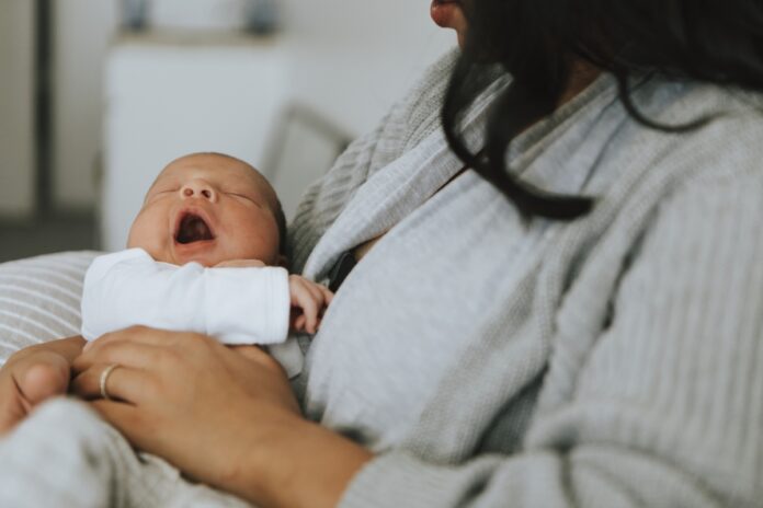 Imagem de mãe segurando bebê recém-nascido, presente no texto do blog da Sami que trata sobre o partograma, sua função e importância