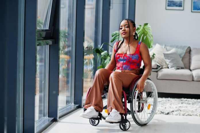 Mulher usando cadeira de rodas