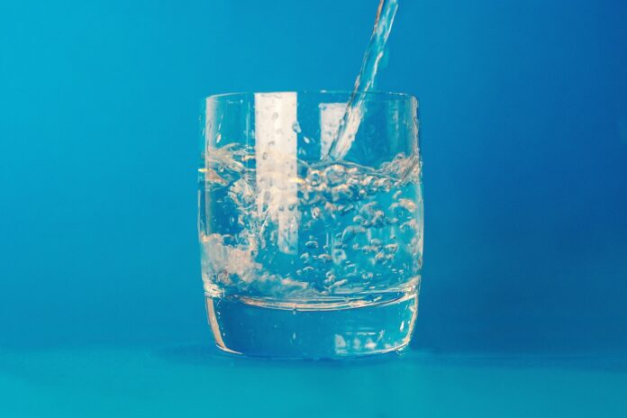 Imagem de copo de água, presente no texto do blog da Sami que fala da importância de beber água para a saúde de empreendedores