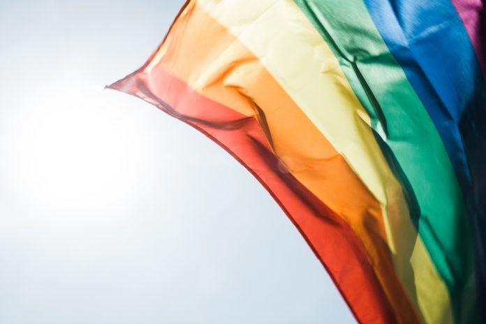 Imagem da bandeira do orgulho LGBTQIA+, presente no texto da campanha #CuidarDaFala sobre como remover a LGBTfobia da sua fala