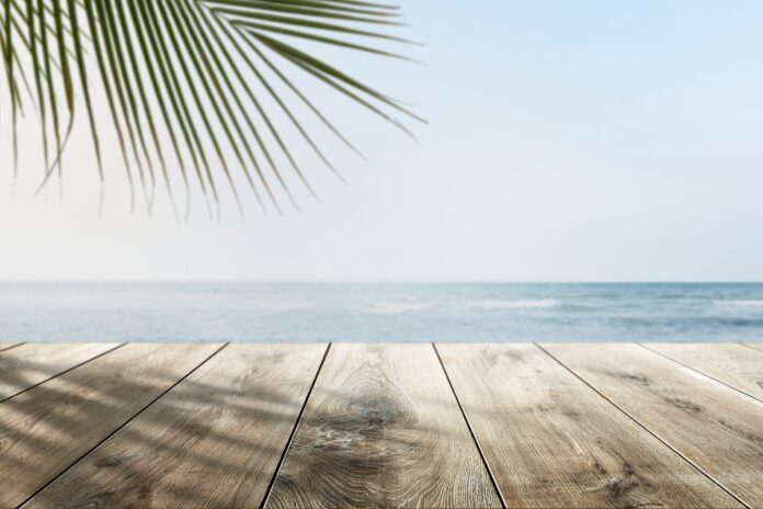 Imagem de deck em praia, presente no texto que explica como o empreendedor pode tirar férias e dicas para conseguir.