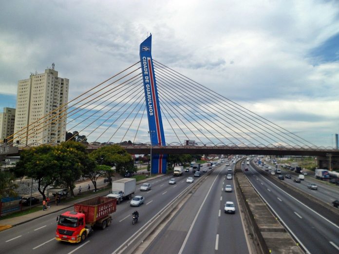 Imagem da ponte de Guarulhos, presente no texto do blog da Sami que dá dicas para escolher planos de saúde em Guarulhos
