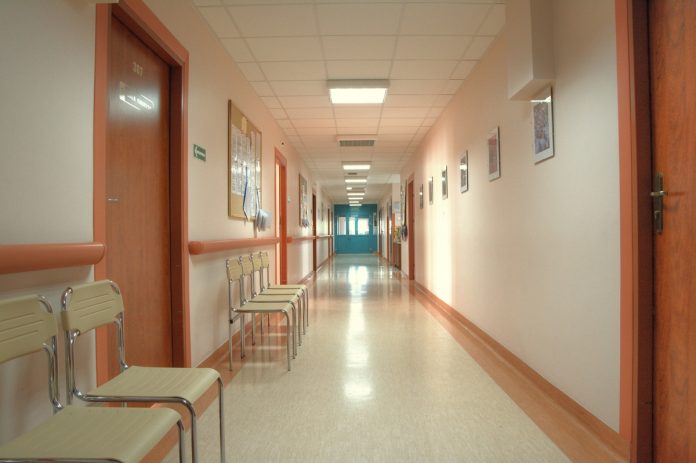 Imagem de corredor de hospital, presente no texto do blog da Sami sobre o QUALISS (Programa de Qualificação dos Prestadores de Serviços de Saúde), como é feita esta classificação e sua importância