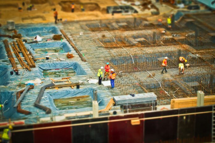 Imagem de canteiro de obras com funcionários da construção civil, presente no texto do blog da Sami que explica o que é e como funciona o trabalho intermitente