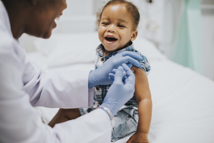 Imagem de médico pediatra aplicando vacina em criança, presente no texto sobre a relação do cuidado humanizado com a atenção primária à saúde no blog da Sami