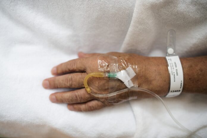 Imagem de paciente idoso internado com acesso intravenoso, presente no texto do blog da Sami sobre internação hospitalar
