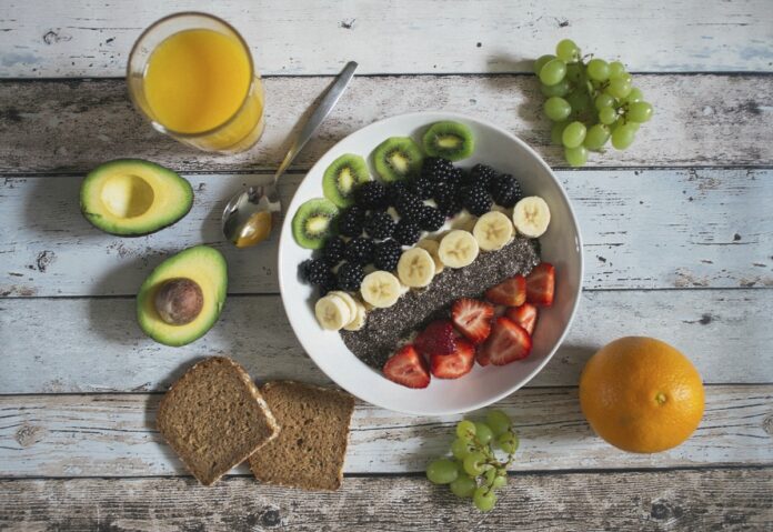 Imagem de prato com frutas representando alimentação saudável, presente no texto do blog da Sami que trata sobre dietas restritivas para emagrecer e os seus riscos