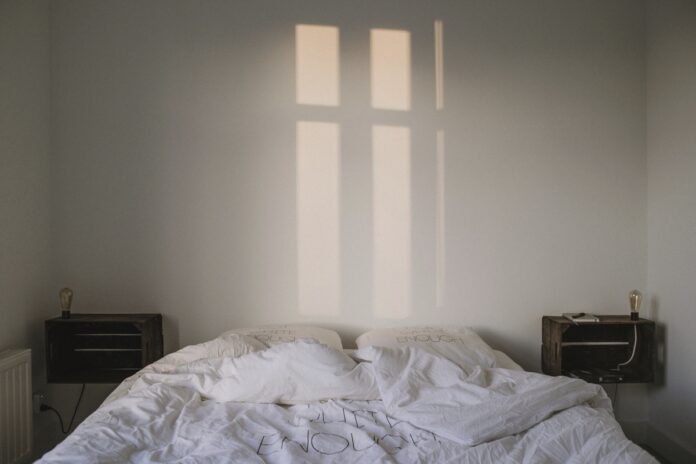 Imagem de quarto aconchegante, presente no texto do blog da Sami que trata sobre higiene do sono e 10 dicas sobre como dormir melhor