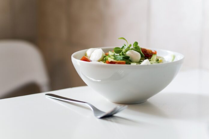 Imagem de um bowl com salada, presente no texto do blog da Sami que trata sobre alimentação cardioprotetora e como comer dessa forma