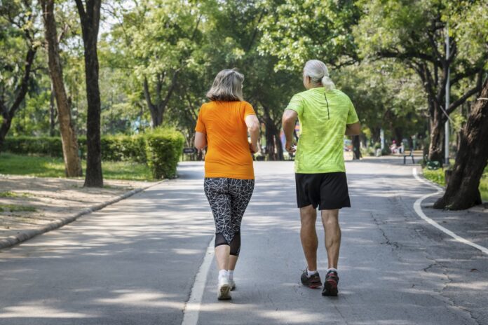 Imagem de casal idoso praticando caminhada ao ar livre, presente no texto do blog da Sami que trata sobre doenças cardiovasculares, quais as principais e como preveni-las