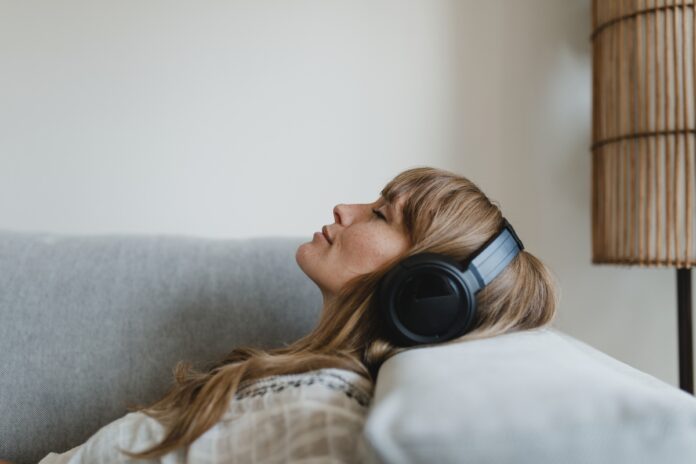 Imagem de jovem profissional escutando música para lidar com o estresse, presente no texto do blog da Sami que trata sobre insuficiência cardíaca, suas causas e sintomas