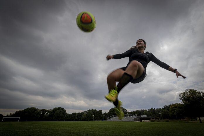 Imagem de mulher jogando futebol, presente no texto do blog da Sami que trata sobre as pesquisas que mostram como exercício físico protege o coração