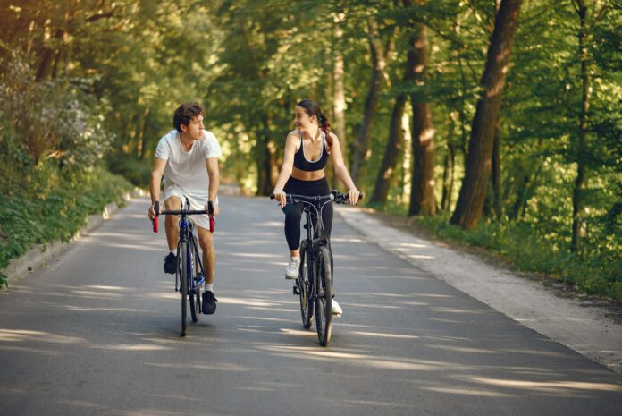 Duas pessoas andando de bicicleta