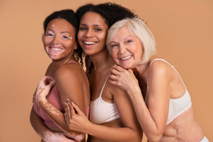 Mulheres diversas sorridentes posando juntas