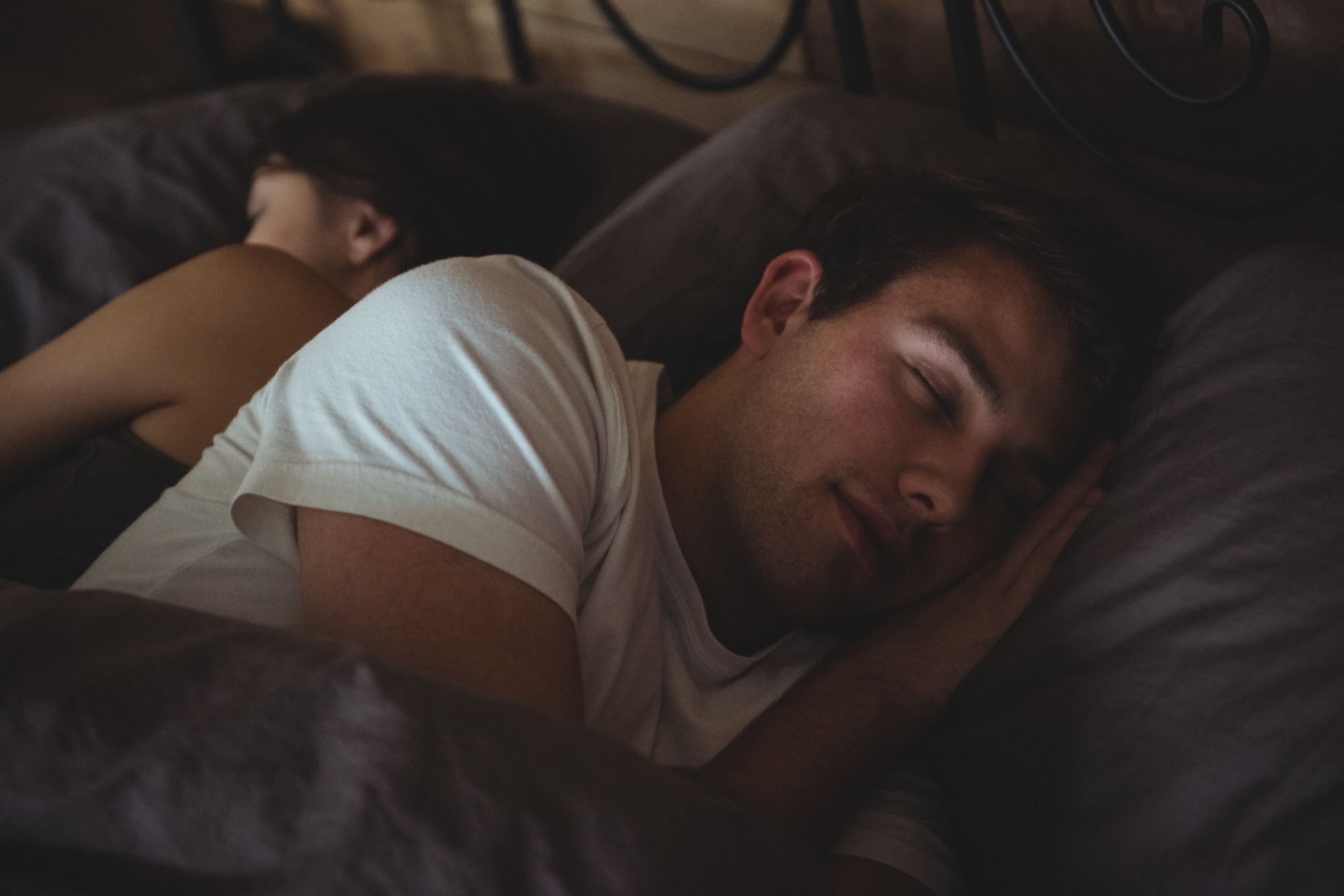 Мужчины спят вместе. Спящий мужчина. Обнимать девушку во сне. Кадры 18 +.